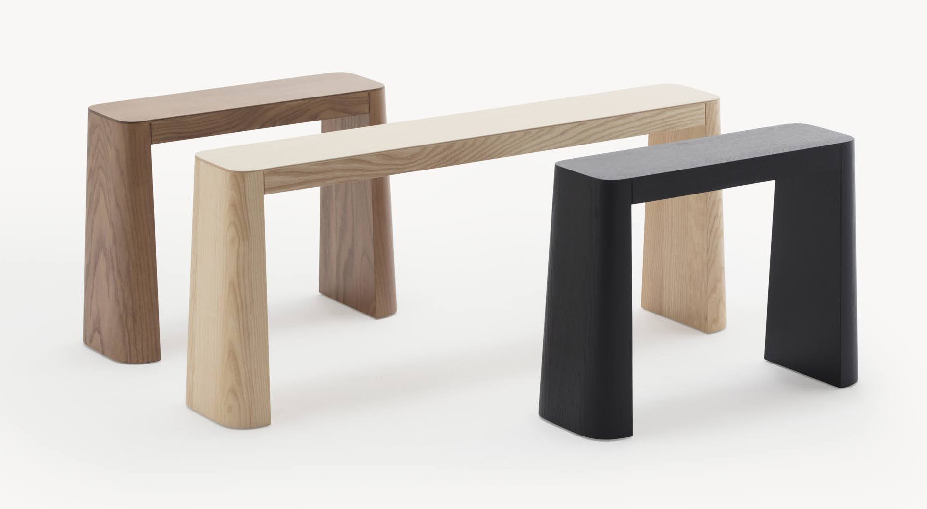 Legno massello di frassino per le panchette Mule di Zilio A & C. che sono caratterizzate da una linearità scultorea messa in evidenza dai fianchi monolitici in legno fresato. Sono disponibili in diversi formati, da 60 a 120 cm, e possono essere usate come seduta, come comodino o come piano di appoggio. https://www.zilioaldo.it - Salone del Mobile padiglione 18, stand E05.