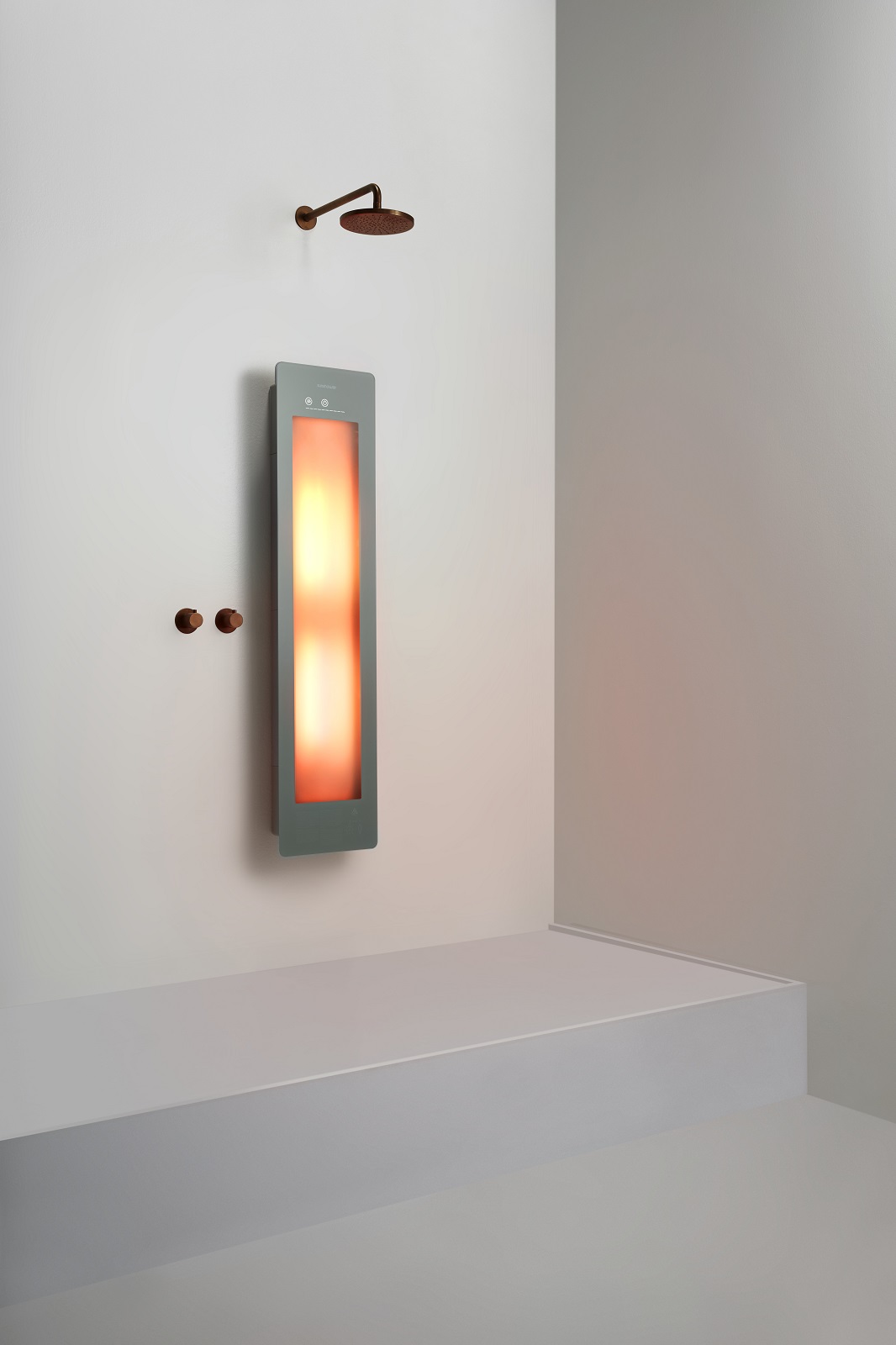 Sunshower Round di Sunshower è un pannello che si installa all’interno del box doccia o del bagno turco per nutrire e curare il corpo tramite l’utilizzo di luce UV a basso dosaggio e infrarossi riscaldanti, un vero un toccasana per la salute. Si presenta nelle varianti One, con lampade infrarossi, e Plus, che aggiunge anche la luce ultravioletta a basso dosaggio. Ha tre strutture: a incasso, ad angolo o a parete. Anche le dimensioni possono essere personalizzate, a partire dalla misura S, che copre ¼ del corpo, passando per la M fino ad arrivare alla L, perfetta per un’illuminazione total body. È disponibile in svariati colori. www.sunshower.eu/it – Fuorisalone, Brera, Insula delle Rose, Via Goito 3, Milano.