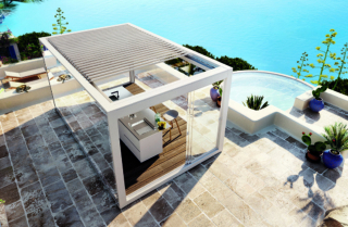 La pergola bioclimatica Connect di Pratic permette di immergersi nella natura e garantisce una totale privacy grazie alle pareti specchiate che riflettono il panorama circostante e permettono alla pergola di assumere costantemente nuovi colori e forme. Le chiusure in vetro temprato offrono protezione contro gli agenti atmosferici; le lame frangisole in alluminio, orientabili da zero a 140 gradi o retraibili fino a compattarsi in uno spazio ridotto, consentono di regolare in modo naturale illuminazione, calore e ventilazione. Il movimento delle lame, come qualsiasi altra automazione di Connect, può essere gestito attraverso app, sensori meteo o, da oggi, anche tramite comando vocale: i sistemi Amazon Alexa e Google Home, connessi alla pergola. https://www.pratic.it - Salone del Mobile, padiglione 22, stand F19-F21.