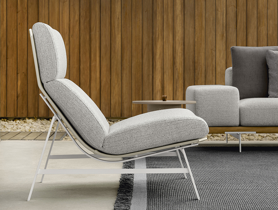 La poltrona Allure di Talenti è caratterizzata da una struttura in alluminio, che ne sottolinea la leggerezza, abbinata a una seduta generosamente imbottita. https://www.talentispa.com - Salone del Mobile, padiglione 24, stand M02-M04.