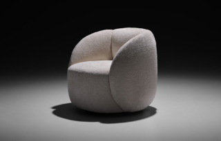 È composta da due volumi, uno schienale imbottito a forma di croissant e un ampio cuscino di seduta, la poltrona Brioche di Twils. Le forme sono messe in risalto dall'assenza totale di spigoli e dal rivestimento in morbido tessuto; è presente una pratica base girevole. https://www.twils.it - Salone del Mobile padiglione 14, stand A39-B34.