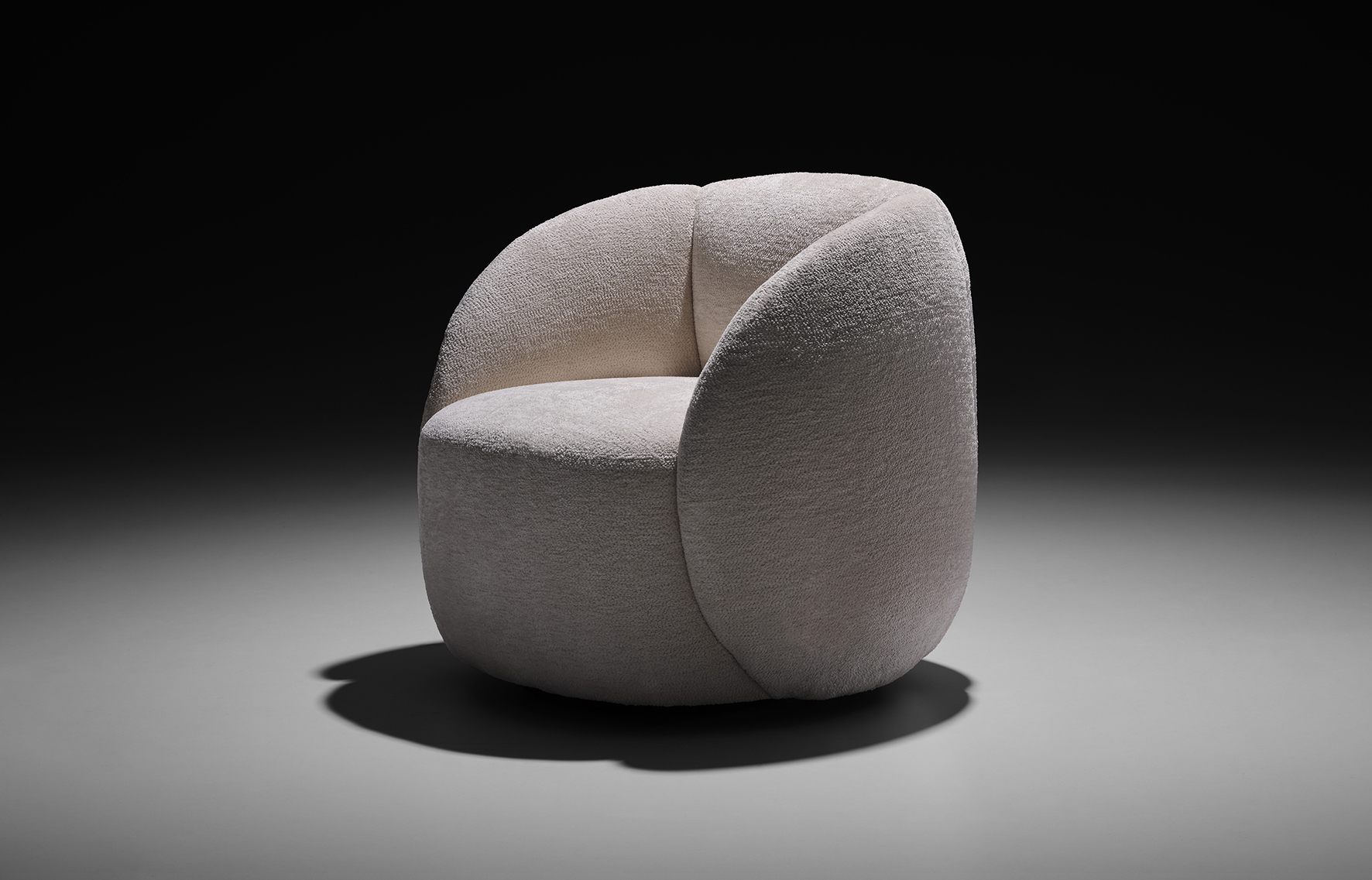 È composta da due volumi, uno schienale imbottito a forma di croissant e un ampio cuscino di seduta, la poltrona Brioche di Twils. Le forme sono messe in risalto dall'assenza totale di spigoli e dal rivestimento in morbido tessuto; è presente una pratica base girevole. https://www.twils.it - Salone del Mobile padiglione 14, stand A39-B34.