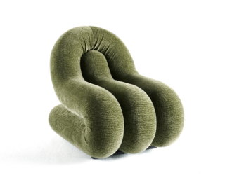 Design contemporaneo per la poltrona Brygge di Gianfranco Ferré Home che ha una forma scultorea che ricorda le dita di una mano. La struttura interna in tubolare di ferro a sezione quadrata  è imbottita in poliuretano espanso ad alta densità ed è completamente rivestita in velluto verde. Misura L 60 x P 85 x H 73 cm. https://gianfrancoferrehome.com - Salone del Mobile, padiglione 15, stand B14.