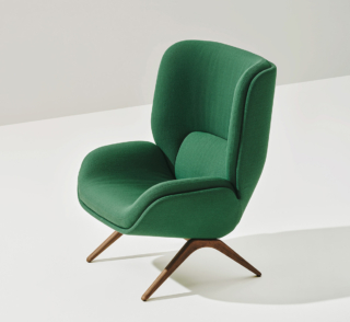 Unisce una struttura esterna rigida, con una forma geometrica, a una scocca arrotondata con i cuscini interni morbidamente imbottiti la poltrona ergonomica Lapela di Arper: è ideale per conversare, leggere o lavorare. È disponibile rivestita in tessuto, mono o bimateriale, e in pelle; la struttura può essere realizzata in legno certificato FSC o in metallo verniciato a polvere. https://www.arper.com - Salone del Mobile, padiglione 22, stand C21-D12.