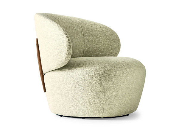 Ampia e avvolgente la poltrona cocooning Mara di Calligaris che è riccamente imbottita e rivestita in tessuto chiaro; lo schienale sagomato è collegato alla seduta, con una forma arrotondata, da due inserti estetici in legno di noce canaletto. È dotata di un meccanismo girevole. Misura L 97 x P 82 x H 77 cm. https://www.calligaris.com - Salone del Mobile, padiglione 3, stand B15.