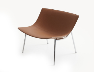 Si ispira allo stile anni Cinquanta la poltrona Lounge Omega di Lema che ha la scocca stampata leggermente imbottita e rivestita in pelle e pelle sintetica, montata su una solida struttura in metallo su cui sembra quasi “fluttuare”. Le forme sono enfatizzate da una cucitura al vivo, dal sapore artigianale, che definisce tutti i bordi. https://www.lemamobili.com - Salone del Mobile, padiglione 11, stand B15-C20.