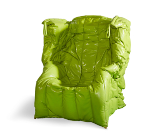 Fa parte della storia del design l'iconica poltrona Shadow di Meritalia, disegnata da Gaetano Pesce: è imbottita con soffice schiuma di poliuretano, iniettata manualmente nel rivestimento in tessuto spalmato verde,  e costruita senza stampo in modo da adattarsi al corpo come un'ombra. Misura L 116 x P 110 x H 120 cm. https://meritalia.it - Salone del Mobile, padiglione 24, stand M10-M12.