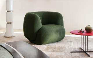 Fa parte della collezione Jade di Potocco la poltrona con braccioli completamente imbottita che assomiglia ad un “nido” accogliente: è composta da un cuscino tondo per la seduta e uno a semicerchio che funge da schienale. https://potocco.it - Salone del Mobile, padiglione 11, stand L15-M12.