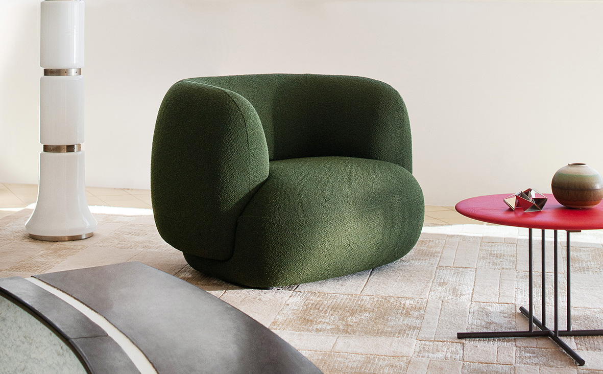 Fa parte della collezione Jade di Potocco la poltrona con braccioli completamente imbottita che assomiglia ad un “nido” accogliente: è composta da un cuscino tondo per la seduta e uno a semicerchio che funge da schienale. https://potocco.it - Salone del Mobile, padiglione 11, stand L15-M12.