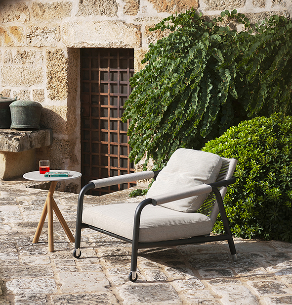 Fa parte della nuova collezione Astra di Roda la poltrona lounge outdoor dotata di un comodo schienale reclinabile che permette di rilassarsi comodamente e di osservare le stelle nelle notti d'estate. Inoltre, sono presenti due ruote anteriori in nylon che permettono di spostarla agevolmente; il bracciolo presenta un doppio tubo rivestito da corde. I tre cuscini per esterno sono dotati di un sistema idrodrenante. https://www.rodaonline.com/it - Salone del Mobile padiglione 24, stand C02-C04.