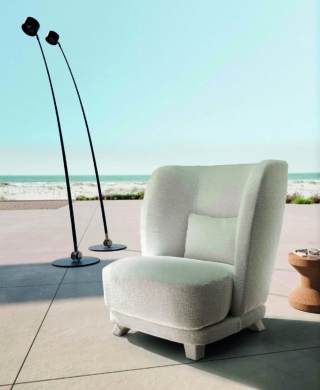 Materiali di alta qualità per la poltrona outdoor Criss Cross di Valentini che è rivestita in tessuto jacquard, realizzato con filati pregiati intrecciati con un telaio specifico, riprendendo l’antica tradizione artigiana in chiave contemporanea. La forma avvolgente e le dimensioni generose la rendono comfortevole. https://www.valentini.it - Salone del Mobile, padiglione 07, stand C05.