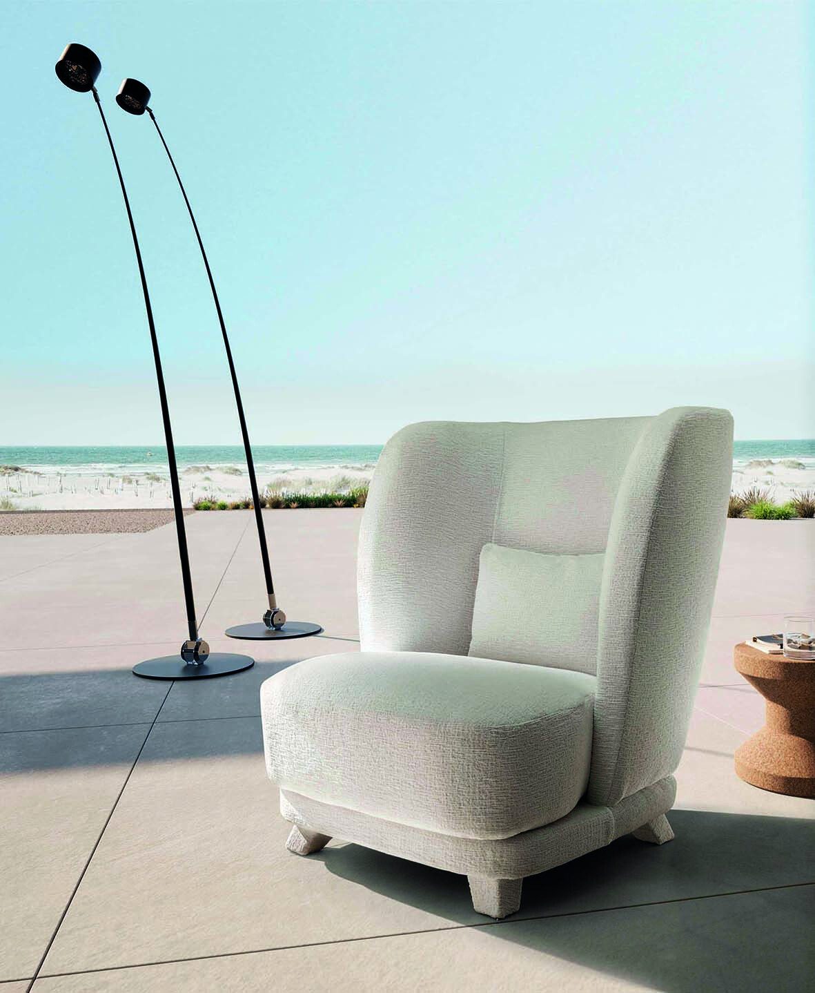 Materiali di alta qualità per la poltrona outdoor Criss Cross di Valentini che è rivestita in tessuto jacquard, realizzato con filati pregiati intrecciati con un telaio specifico, riprendendo l’antica tradizione artigiana in chiave contemporanea. La forma avvolgente e le dimensioni generose la rendono comfortevole. https://www.valentini.it - Salone del Mobile, padiglione 07, stand C05.