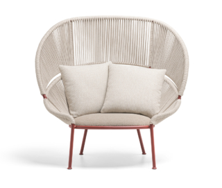 La poltrona outdoor Petalo di Molteni & C. ha una solida struttura in alluminio nel colore merlot  red, metallo leggero e riciclabile; lo schienale, disponibile nelle versioni alto o basso, è realizzato con un intreccio di corde in fibra di polipropilene nella colorazione écru ed è dipsonibile con o senza cuscinatura. https://www.molteni.it/it - Salone del Mobile padiglione 24, stand A09-C06-C10.