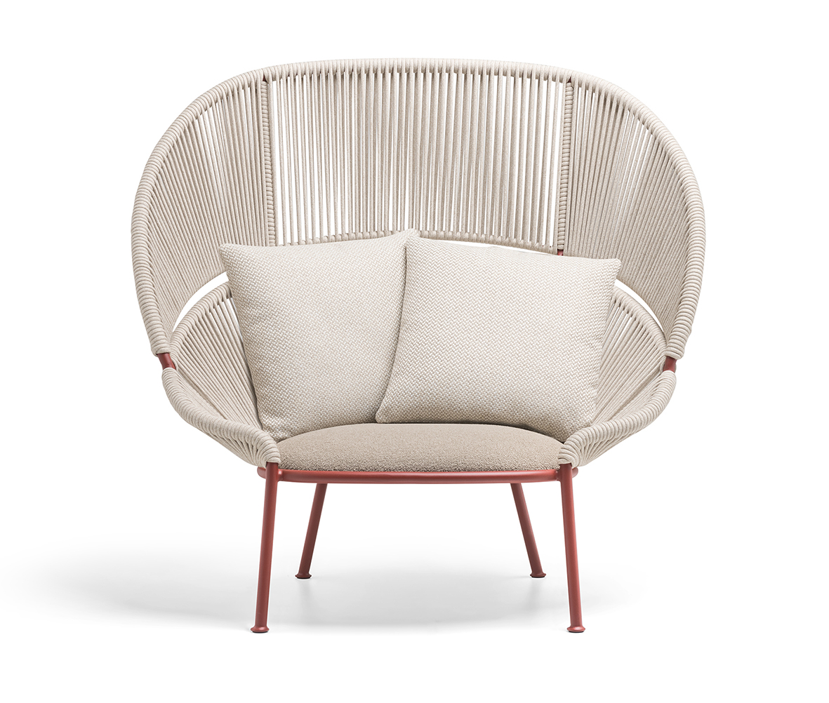 La poltrona outdoor Petalo di Molteni & C. ha una solida struttura in alluminio nel colore merlot  red, metallo leggero e riciclabile; lo schienale, disponibile nelle versioni alto o basso, è realizzato con un intreccio di corde in fibra di polipropilene nella colorazione écru ed è dipsonibile con o senza cuscinatura. https://www.molteni.it/it - Salone del Mobile padiglione 24, stand A09-C06-C10.