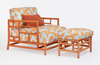 Fa parte della nuova collezione di arredi Mondrian di Bonacina, realizzata da Mattia Bonetti in occasione del 135' anniversario, la poltrona con pouf coordinato ideata per il relax. La struttura è realizzata in rattan in una allegra colorazione arancione. https://www.bonacina1889.it – Fuorisalone, Serapian Showroom - Via Mozart 9, Milano.