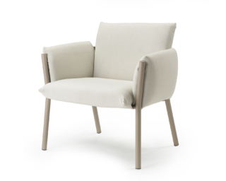 La poltroncina Brezza di S-CAB ha i morbidi cuscini, facilmente sfoderabili, che abbracciano e si fissano al telaio metallico senza bisogno di colle, bottoni, zip o velcro; inoltre, sono rivestiti con tessuti all’insegna della circolarità, realizzati con filati riciclati. https://www.scabdesign.com - Salone del Mobile padiglione 3, stand D12-D14.