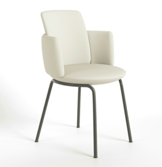 La poltroncina Cuscini di Maxdesign è composta da tre cuscini imbottiti e rivestiti in tessuto, assemblati insieme, che la rendono confortevole e accogliente. È disponibile con le gambe in metallo o in legno. https://maxdesign.it - Salone del Mobile, padiglione 18, stand B03.
