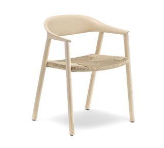 La poltroncina Héra di Pedrali è presentata nella nuova versione con la seduta intrecciata in corda di cellulosa con trattamento idrorepellente che ne garantisce una maggiore resistenza; la struttura ergonomica, con le gambe a sezione rettangolare, è realizzata in frassino o noce americano con lo schienale in multistrato curvato tridimensionale. https://www.pedrali.com - Salone del Mobile, padiglione 14, stand A23-B24. La poltroncina Héra di Pedrali è presentata nella nuova versione con la seduta intrecciata in corda di cellulosa con trattamento idrorepellente che ne garantisce una maggiore resistenza; la struttura ergonomica, con le gambe a sezione rettangolare, è realizzata in frassino o noce americano con lo schienale in multistrato curvato tridimensionale. https://www.pedrali.com - Salone del Mobile, padiglione 14, stand A23-B24.