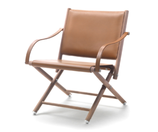 La poltroncina pieghevole Lauren di Flexform è un omaggio all'ebanisteria italiana perché è studiata in ogni dettaglio costruttivo; è realizzata in legno massello tornito e rifinito a mano. Il bracciolo in metallo è rivestito in cuoio come il sedile e lo schienale; la minuteria metallica è realizzata su disegno. https://www.flexform.it - Salone del Mobile, padiglione 09, stand E05-F02/E11-F08. La poltroncina pieghevole Lauren di Flexform è un omaggio all'ebanisteria italiana perché è studiata in ogni dettaglio costruttivo; è realizzata in legno massello tornito e rifinito a mano. Il bracciolo in metallo è rivestito in cuoio come il sedile e lo schienale; la minuteria metallica è realizzata su disegno. https://www.flexform.it - Salone del Mobile, padiglione 09, stand E05-F02/E11-F08.