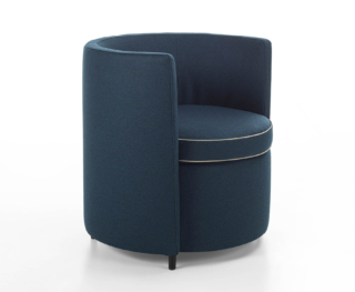 La poltroncina Lou di Frigerio reinterpreta i tradizionali modelli a pozzetto dando vita ad una seduta avvolgente grazie allo schienale con una linea curva che diventa un tutt'uno con i braccioli. Le proporzioni bilanciate e la silhouette leggera la rendono facile da ambientare; è disponibile in un'ampia scelta di tessuti con cuciture piping a contrasto che definiscono il cuscino di seduta. https://www.frigerio.com - Salone del Mobile, padiglione 11, stand C23-C25.