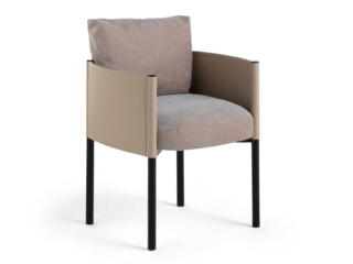 La poltroncina Syren di Frag ha la struttura interamente realizzata in tubolare metallico verniciato nero che funge da supporto per l'ampia fascia in cuoio che avvolge e contiene gli elementi imbottiti. La seduta è composta da un unico cuscino, squadrato e voluminoso; lo schienale da un cuscino morbido e soffice che si adatta al corpo per il massimo comfort. https://www.frag.it – Fuorisalone, Frag Showroom c/o Mo. 1950 – Via Carducci 38, Milano.