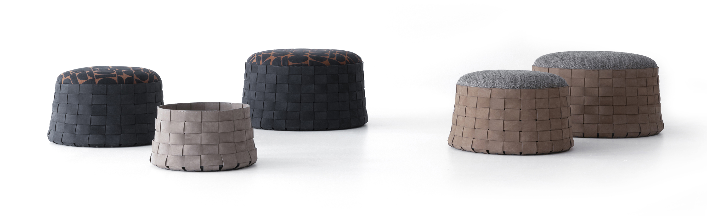 Sono caratterizzati da una sapiente lavorazione ad intreccio della pelle i cesti Dama di Cierre1972 che, grazie alla combinazione di inserti materici, diventano comodi pouf o contenitori chiusi da piani d’appoggio in legno o pietra. https://cierreimbottiti.it - Salone del Mobile, padiglione 11, stand L22-L24.