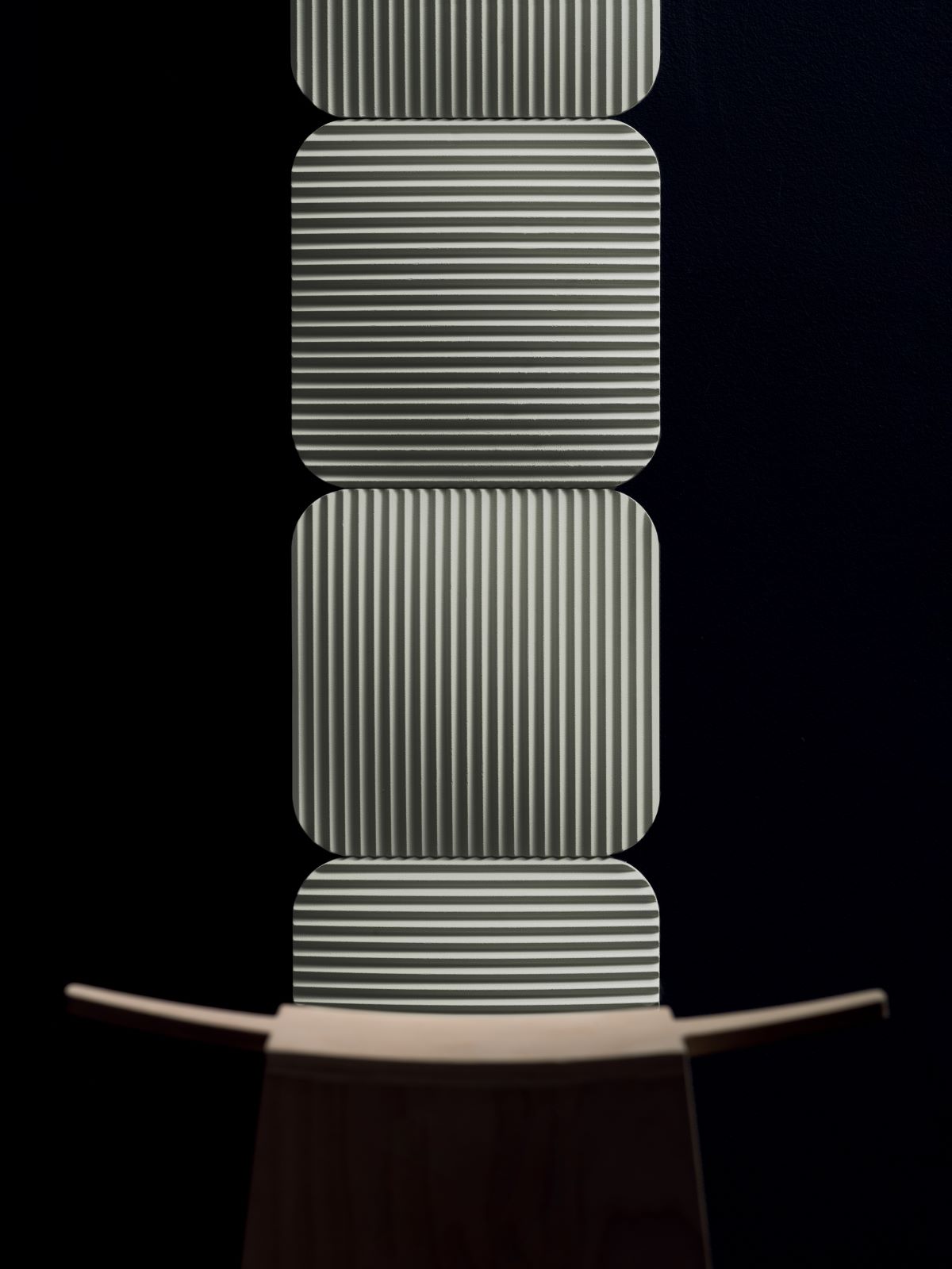 Si sviluppa a partire da una formella quadrata di 33 x 33 cm, con angoli stondati ed effetto bombato, il radiatore modulare Lana di Antrax IT disegnato da AMDL CIRCLE. Realizzato in fusione di alluminio 100% riciclabile, permette di realizzare svariate configurazioni. La superficie curva è lavorata con una plissettatura superficiale, inspirata ai morbidi filati del mondo tessile cui rimanda anche l’elegante patchwork con accostamento di più moduli in orizzontale o verticale. Deriva da qui il nome della collezione. Il radiatore è personalizzabile nelle cromie e nella configurazione: da un minimo di tre elementi, lineari, a un massimo di dodici, organizzati su due file e con pattern alternato. In questo modo si può dare vita a composizioni affiancate di più modelli, in continuità, sfalsati o raggruppati in un formato quadrato. Il motivo a plissé offre una duplice valenza decorativa e funzionale e permettere di raggiungere elevate prestazioni termiche nelle versioni elettrica e idraulica. È accessoriabile anche con un maniglione su cui sistemare le salviette, ideale per l’ambiente bagno. www.antrax.it – Fuorisalone, Showroom Milano, Via San Damiano 5, Milano.