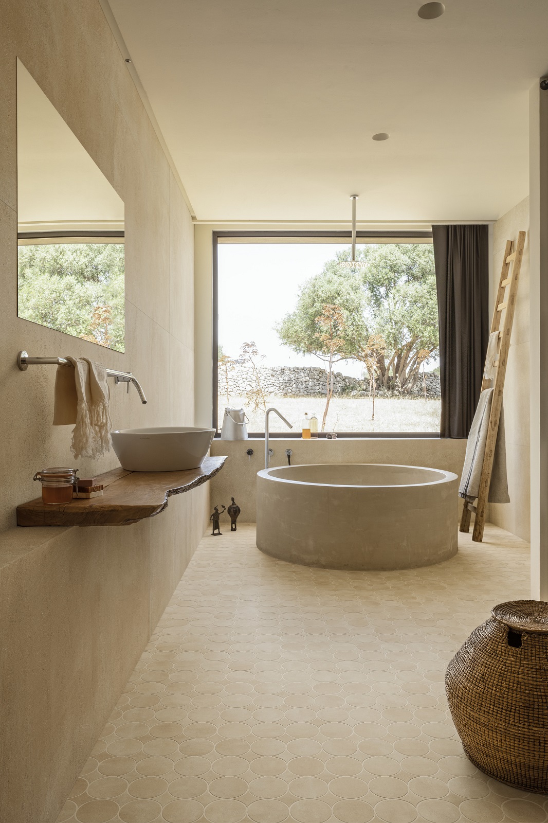 Le collezioni di rivestimenti a parete e pavimento Slow e Crogiolo ArtCraft di Marazzi propongono il trend terracotta anche per l’ambiente bagno. Tradizionalmente confinato agli ambienti rustici, il cotto viene completamente reinventato per adattarsi all'estetica contemporanea. La collezione Slow, grazie alla tecnologia Premium 3D Ink, si presenta con piastrelle che combinano grafiche e texture uniche in ogni pezzo, restituendo le superfici opache, sabbiose e cangianti tipiche delle argille. È disponibile in sei formati dal quadrato al rettangolare. La collezione ArtCraft della linea Crogiolo utilizza il formato quadrato 20 x 20 cm, il mattoncino e l’esagono. Le piastrelle, caratterizzate da lievi irregolarità superficiali e dei bordi sono disponibili in sette colori, dall'argilla al coccio, al sabbia. Nell’ambientazione in foto sono stati usati SLOW Calce 120 x 120 cm, ARTCRAFT Argilla 5,3 x 30 cm, SLOW Calce 75 x 150 cm e SLOW Calce Mosaico Circolare. www.marazzi.it – Salone del Mobile, padiglione 3, stand C18-C20.