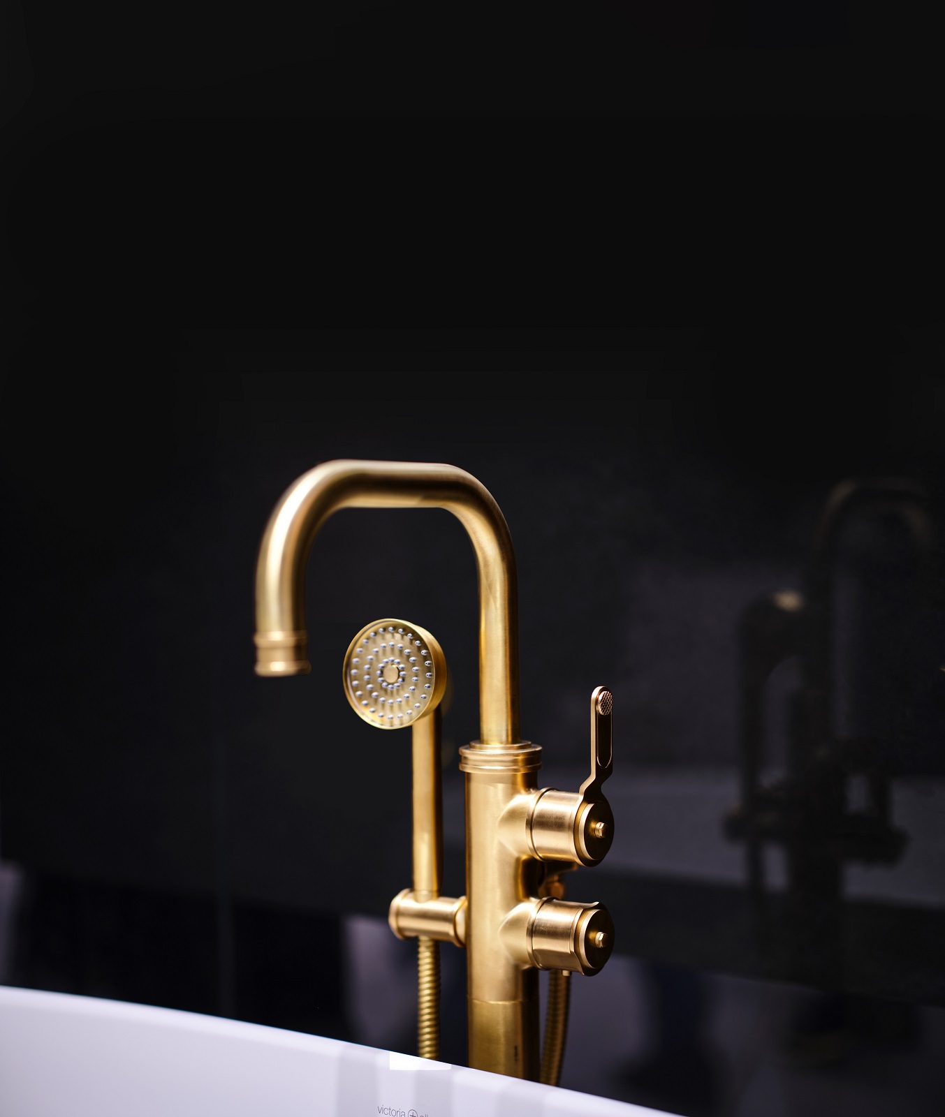 Le maniglie della rubinetteria Armstrong di Perrin & Rowe riprendono la silhouette delle bobine un tempo utilizzate nella creazione di tessuti. La collezione è composta di rubinetti, pilette per vasche, accessori e soluzioni doccia in finiture lucidate a mano. La collezione comprende miscelatore lavabo monocomando, rubinetto a tre fori, a parete o a
ponte fino a un iconico miscelatore freestanding vasca-doccia (in foto) e a un set doccia completo con doccetta e rosone a soffitto. Svariate sono le finiture: Cromo, Nichel o Peltro per un tradizionale look argento oppure Oro 24 carati, Ottone lucido o Ottone satinato. Le due finiture in ottone non sono laccate quindi sviluppano nel tempo una patina unica. Per un vero look industriale c’è English Bronze, una finitura metallizzata più scura che fa risaltare la zigrinatura. I rubinetti sono realizzati in ottone, versato a mano in stampi a 1700 ° Fahrenheit e lucidato da specialisti. www.houseofrohl.design/it/– Salone del Mobile, padiglione 06, stand A30.