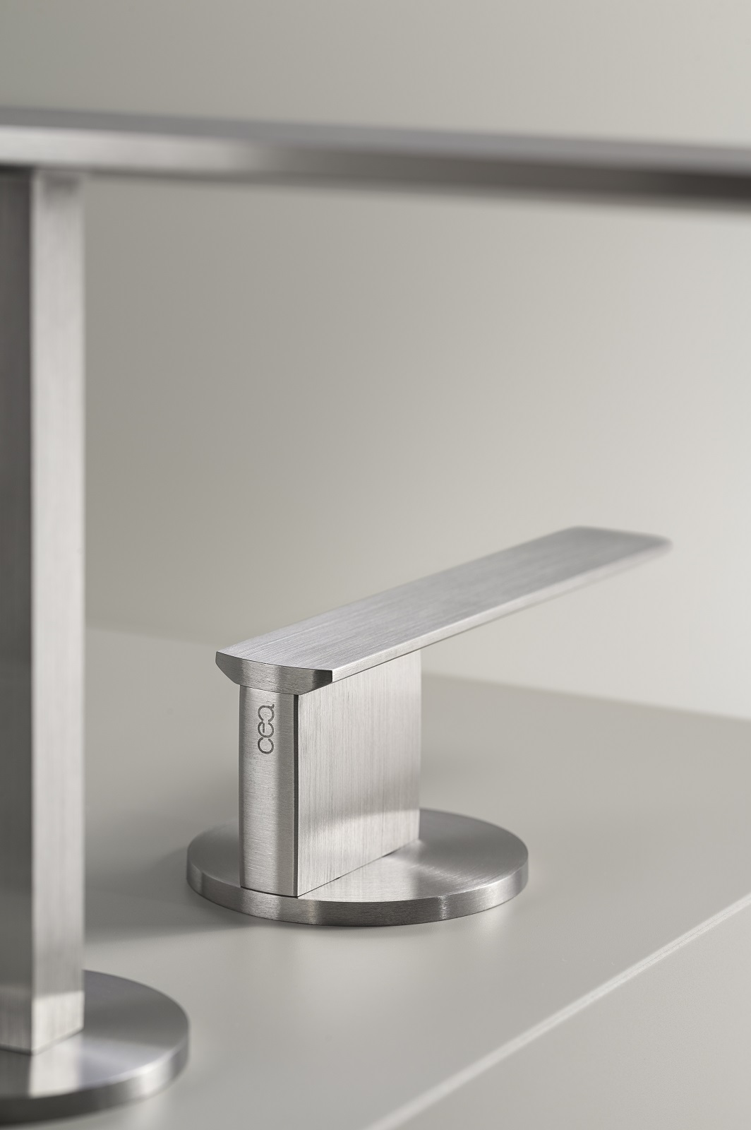 La rubinetteria AYLA “luce della luna” di CEA, disegnata da Yabu Pushelberg, evoca la forma di una trave a “I”, elemento strutturale essenziale per il supporto nella costruzione. In acciaio inossidabile AISI 316L, ha bordi smussati non sono solo di grande impatto visivo, ma anche di grande comfort e funzionalità. Ha una bocca orizzontale lineare insolitamente sottile che completa il corpo verticale più ampio del rubinetto. www.ceadesign.it – Fuorisalone, Brera, Palazzo Banfi, Via Brera 9, Milano.