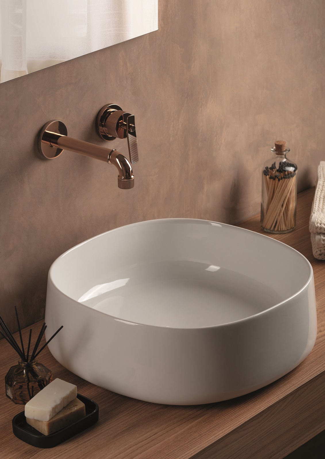 La nuova collezione di rubinetteria e sistemi doccia Industrial Gas di Palazzani è disegnata da Andrea Zani. Nickel lucido, acciaio spazzolato, nickel scuro lucido e spazzolato, oro lucido, ottone spazzolato, oro rosa lucido e spazzolato, oro champagne lucido e spazzolato e bronzo ramato spazzolato sono i colori disponibili realizzati con la PVD COLOR TECHNOLOGY_PALAZZANI. Si tratta di una speciale finitura inalterabile dalla luce che, applicata dopo la cromatura, conferisce ai prodotti una elevata durezza superficiale. Completano la gamma cromatica le finiture ad alta resistenza verniciate con l’aggiunta di grafite, come nickel scuro opaco, nero opaco e bianco opaco. www.palazzani.eu – Fuorisalone, Brera, Pianca & Partners, Via di Porta Tenaglia 7N3, Milano.