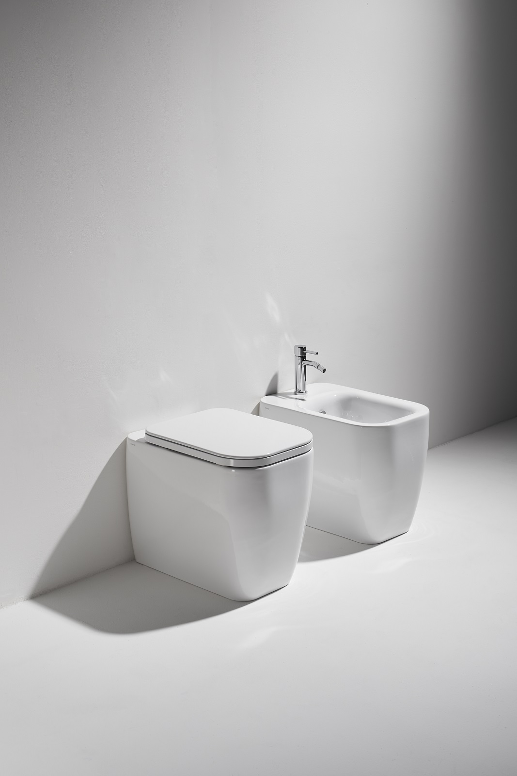 Nell’ambito del progetto PATH, uno spazio ludico dedicato al benessere globale, all’Università degli Studi di Milano si possono vedere anche i sanitari, bidet e vaso rimless della collezione Henges di Simas (in foto nella versione a terra, nella finitura lucida). Nello SPAZIO SIMAS in Porta Venezia design e innovazione si coniugano all’ampia gamma cromatica che conta 19 nuances tra finiture lucide e matt. www.simas.it – Fuorisalone, PATH DREAM di Simone Micheli, Cortile d’Onore dell’Università degli Studi di Milano, Via Festa del Perdono 7, Milano e Spazio Simas, Porta Venezia, Via Melzo 9, secondo piano, Milano.