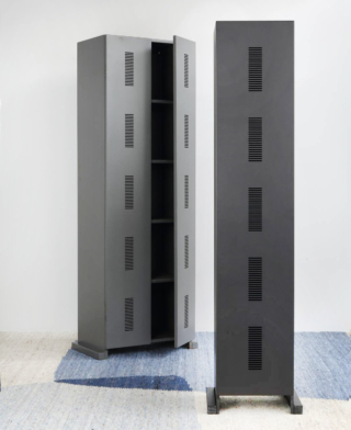 In occasione della Milano Design Week Zeus presenta la riedizione dello scaffale contenitore Alfiere, disponibile in due versioni, con o senza ante. La struttura, le ante e i ripiani sono realizzati in lamiera di acciaio verniciato alle polveri epossidiche grigio canna di fucile o nero ramato sablé. Misurano L 44 x P 33/35 x H 190 cm e L 79 x P 33/35 x H 190 cm. https://www.zeusnoto.com - Fuorisalone, Showroom Zeus, Corso San Gottardo 21/9, Milano