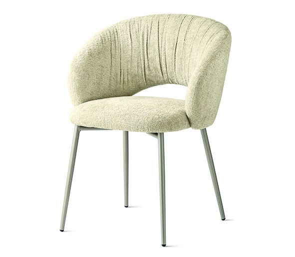 La sedia Anime di Calligaris è caratterizzata dalla seduta e dallo schienale imbottiti e rivestiti in tessuto aspen o venice; le quattro gambe cilindriche conificate sono in metallo pearl beige. La forma avvolgente ne aumenta il comfort. https://www.calligaris.com - Salone del Mobile, padiglione 3, stand B15.