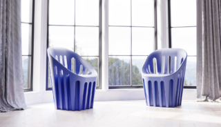 La sedia Coliseum di Slide è costituita da un corpo monolitico interamente realizzato in polietilene nei colori standard o laccati. Le scanalature danno vita a suggestivi giochi di luce e ombra. Misura L 65 x P 64 x H 86 cm. https://www.slidedesign.it - Salone del Mobile, padiglione 18, stand D14. La sedia Coliseum di Slide è costituita da un corpo monolitico interamente realizzato in polietilene nei colori standard o laccati. Le scanalature danno vita a suggestivi giochi di luce e ombra. Misura L 65 x P 64 x H 86 cm. https://www.slidedesign.it - Salone del Mobile, padiglione 18, stand D14.