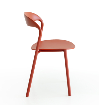 Una struttura in tubolare di metallo colorato per la nuova sedia in&out Hawi di Lapalma che garantisce una posizione comoda ed ergonomica; la seduta e lo schienale sono realizzati in plastica ad iniezione. Lo schienale affusolato e sottile fa da contrappunto alla solidità del telaio. Inoltre, è impilabile. https://www.lapalma.it - Salone del Mobile padiglione 24, stand G09-H10.