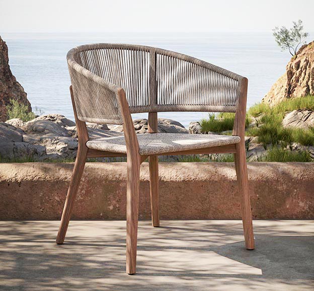 La sedia outdoor Carés di Royal Botania unisce la tradizione e l'artigianato contemporaneo: la struttura in pregiato legno di teak è dotata di uno schienale avvolto da una corda intrecciata in fibre Batyline che la rende confortevole e resistente. https://www.royalbotania.com - Salone del Mobile padiglione 09, stand E06-E08.