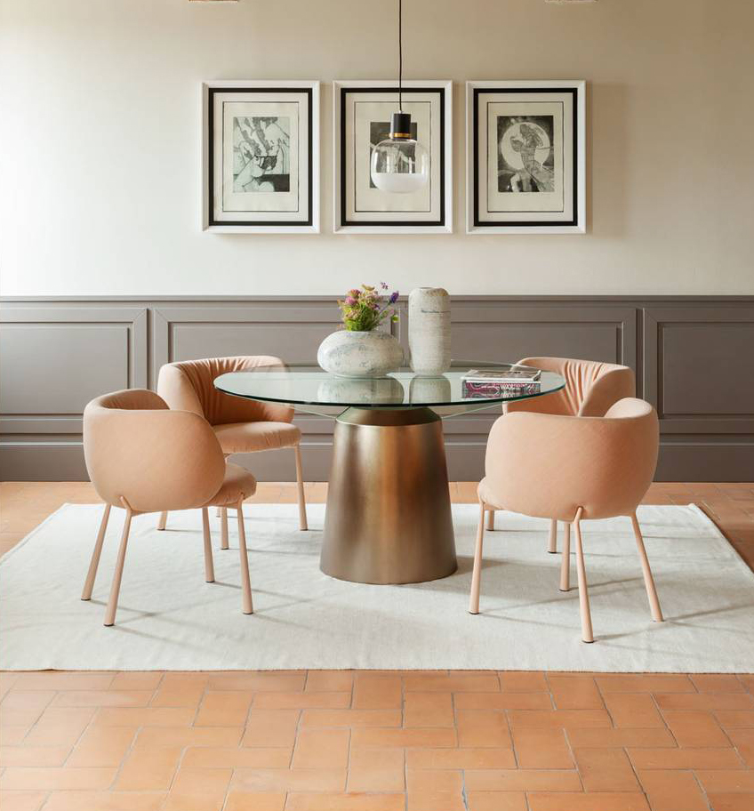 Le sedie Mys di Midj accolgono come un abbraccio grazie al  design ergonomicamente piacevole e alla totale assenza di spigoli. La voluminosa imbottitura che caratterizza la seduta e lo schienale,  rivestita in tessuto con grinze a vista, crea un piacevole contrasto con la base metallica a quattro gambe, slanciata e sottile.  https://www.midj.com – Fuorisalone, Opificio 31 – Via Tortona 31, Milano.