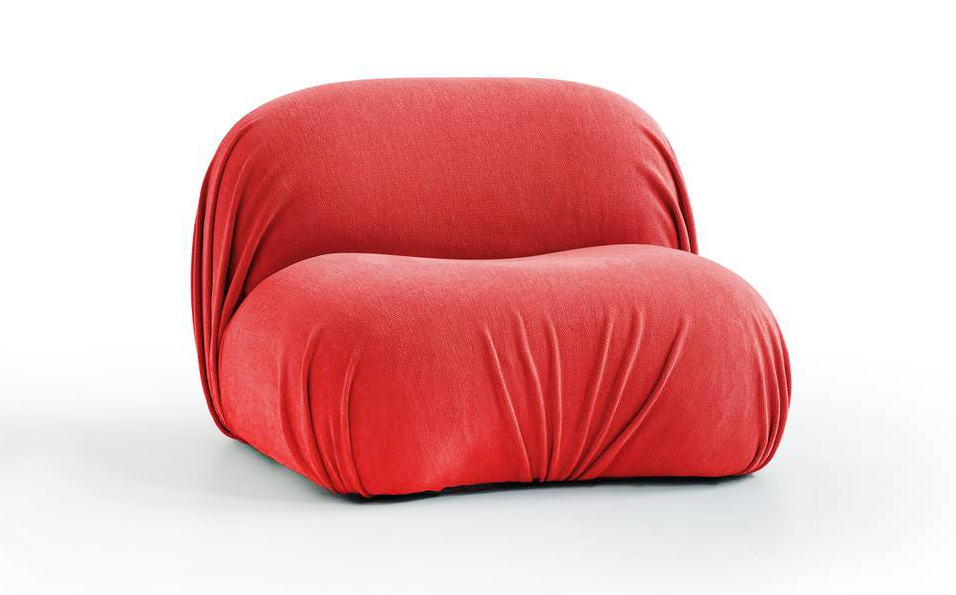 Una forma ampia e avvolgente per la seduta Puff-D di Diesel Living with Moroso che è rivestita in tessuto sfoderabile  e lavabile. Le pieghe del tessuto, volutamente in disordine per evocare un cuscino da sprimacciare, sono definite da un pattern appositamente studiato per esaltare l'aspetto spontaneo e non convenzionale della poltrona dove l'irregolarità è un valore di progetto. https://moroso.it – Fuorisalone, Moroso Flagship Store, Via Pontaccio 8/10, Milano