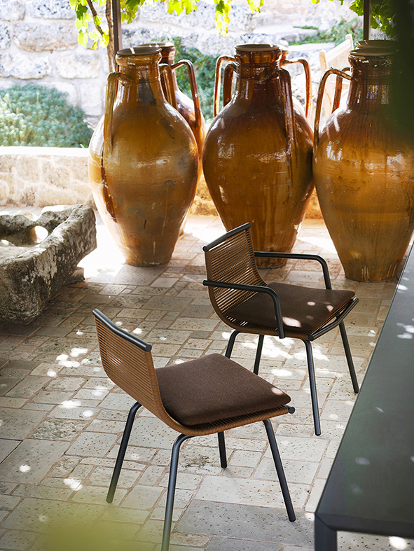 Una forma accogliente, che ricorda quella di una foglia, per le sedute outdoor Laze di Roda che garantiscono il massimo comfort grazie alla scocca tubolare in acciaio inossidabile su cui si tendono i filamenti di poliestere che sostengono ergonomicamente il corpo. È disonibile in tre finiture e può essere arricchita con un cuscino intero, seduta e schienale.  - Salone del Mobile padiglione 24, stand C02-C04.https://www.rodaonline.com/it