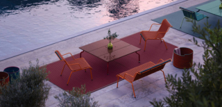 Fa parte della nuova collezione per esterni di Konstantin Grcic, che Magis presenterà in occasione della Milano Design Week, il set South composto dalle poltrone, dalla panca e dal tavolo basso coordinati. Sono realizzati in tubo, filo e lamiera d'acciaio trattati cataforesi e verniciati a polvere poliestere in quattro varianti di colore. https://www.magisdesign.com - Fuorisalone, Magis Showroom, Corso Garibaldi 77, Milano