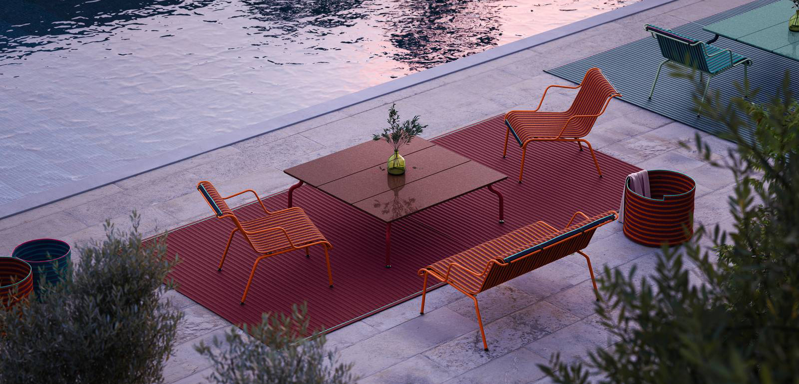 Fa parte della nuova collezione per esterni di Konstantin Grcic, che Magis presenterà in occasione della Milano Design Week, il set South composto dalle poltrone, dalla panca e dal tavolo basso coordinati. Sono realizzati in tubo, filo e lamiera d'acciaio trattati cataforesi e verniciati a polvere poliestere in quattro varianti di colore. https://www.magisdesign.com - Fuorisalone, Magis Showroom, Corso Garibaldi 77, Milano