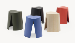 Evoca il momento in cui il ceppo di legno si spacca sotto il colpo dell'accetta del boscaiolo lo sgabello AX di Zilio A & C.: il piano infatti presenta una fenditura  che suggerisce una presa. Ha una forma essenziale e sofisticata nello stesso tempo, frutto di lavorazioni accurate del legno; inoltre, è impilabile e disponibile in cinque finiture diverse. https://www.zilioaldo.it - Salone del Mobile padiglione 18, stand E05. Evoca il momento in cui il ceppo di legno si spacca sotto il colpo dell'accetta del boscaiolo lo sgabello AX di Zilio A & C.: il piano infatti presenta una fenditura  che suggerisce una presa. Ha una forma essenziale e sofisticata nello stesso tempo, frutto di lavorazioni accurate del legno; inoltre, è impilabile e disponibile in cinque finiture diverse. https://www.zilioaldo.it - Salone del Mobile padiglione 18, stand E05.