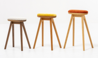 Gli sgabelli Coupé di Nagano Interior sono ideati per la cucina e sono disponibili in tre altezze:  hanno la struttura realizzata a mano da abili artigiani in legno massello in diverse essenze (quercia rossa, tamo o frassino giapponese, castagno, quercia bianca, ciliegio nero, noce, acero duro, teak e cedro). La seduta è imbottita e rivestita in tessuto. https://www.nagano-interior.co.jp - Salone del Mobile padiglione 01, stand D10.