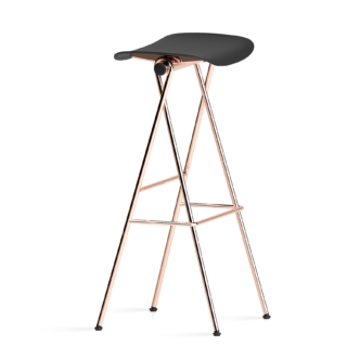 Forme essenziali per lo sgabello alto Flip di di Infiniti che si trasforma in un iconico segno grafico: la struttura in tubo di acciaio, che avvolge delicatamente il traverso in un’elegante capovolta, sostiene un comodo sedile in polipropilene nero, morbidamente curvato. https://www.infinitidesign.it - Salone del Mobile, padiglione 3, stand D15-18. Forme essenziali per lo sgabello alto Flip di di Infiniti che si trasforma in un iconico segno grafico: la struttura in tubo di acciaio, che avvolge delicatamente il traverso in un’elegante capovolta, sostiene un comodo sedile in polipropilene nero, morbidamente curvato. https://www.infinitidesign.it - Salone del Mobile, padiglione 3, stand D15-18.