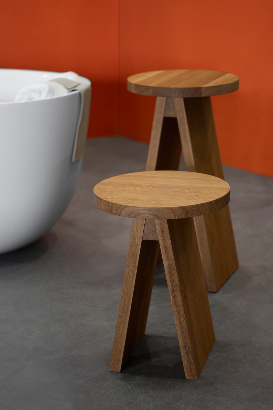 Ideato dal designer Stefan Diez lo sgabello EK01 Stool della collezione e15-KALDEWEI trae ispirazione dalla costruzione tradizionale in legno. Con un gioco di geometrie audaci le gambe angolate si incontrano nella parte superiore con un dettaglio di collegamento per formare un look caratteristico, che è un elemento unificante di tutta la collezione. Disponibile in due altezze, è realizzato in rovere europeo massiccio e rifinito a mano in un laboratorio specializzato in Germania. www.kaldewei.it - Fuorisalone, Casa Flash Art, Palazzo Durini, Via Durini 24, Milano.