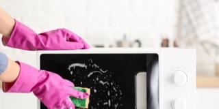 Come pulire il microonde: rimedi e consigli utili