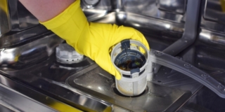 Come sgrassare la lavastoviglie e rimuovere i residui