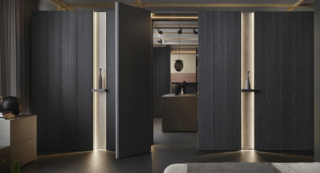 È composto da due elementi in continuo dialogo tra loro, la boiserie e la porta, il sistema Architype di Caccaro che permette di organizzare lo spazio senza bisogno di muratura; inoltre, può essere bifacciale ed è dotato di una morbida illuminazione d'atmosfera integrata. La finitura natural wood nero stout lo rende scenografico ed elegante. https://www.caccaro.com - Salone del Mobile, padiglione 22, stand M22-M24. È composto da due elementi in continuo dialogo tra loro, la boiserie e la porta, il sistema Architype di Caccaro che permette di organizzare lo spazio senza bisogno di muratura; inoltre, può essere bifacciale ed è dotato di una morbida illuminazione d'atmosfera integrata. La finitura natural wood nero stout lo rende scenografico ed elegante. https://www.caccaro.com - Salone del Mobile, padiglione 22, stand M22-M24.