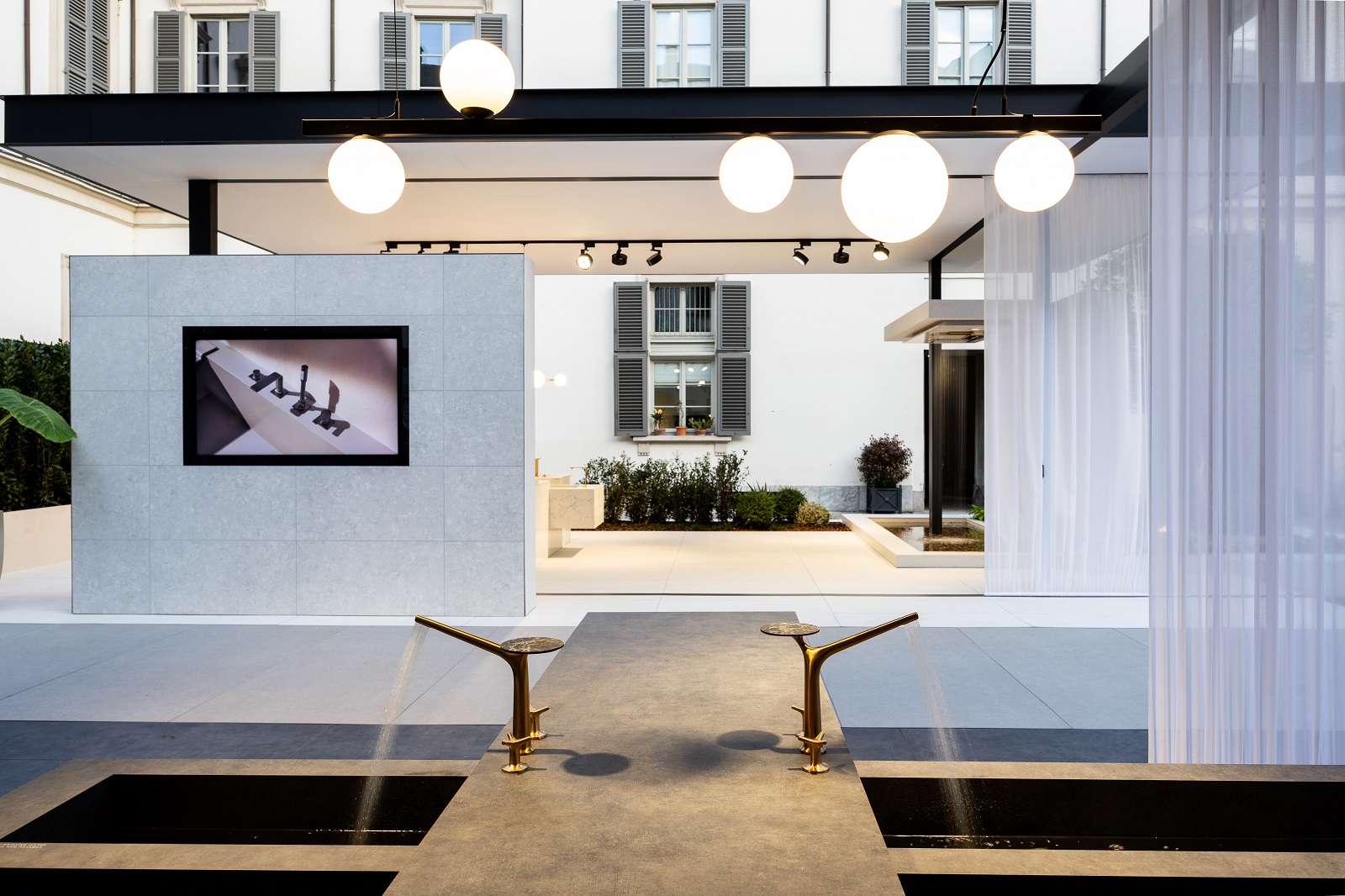 Si possono ammirare a Palazzo Reale gli spazi Aquatecture di Grohe Spa, ideati dal team di LIXIL Global Design and Brand Identity. L’installazione è un omaggio alla storia dell'edificio e fonde il passato con il concetto contemporaneo di Grohe "Salus per aquam". Palazzo Reale offre la cornice ideale per celebrare ancora una volta il potere benefico dell’acqua. Ispirandosi al giardino originario del palazzo e in armonia con il tema del Fuorisalone 'Materia Natura' Grohe Spa si ripropone di unire natura e architettura per creare un percorso sensoriale incentrato sull'elemento acqua. Con questa installazione si vuole enfatizzare l'importanza dell'acqua nell'architettura e i suoi benefici per la salute e il benessere. www.grohespa.com/it-it/ - Fuorisalone, Palazzo Reale, Cortile d’Onore, Piazza Duomo 12, Milano.